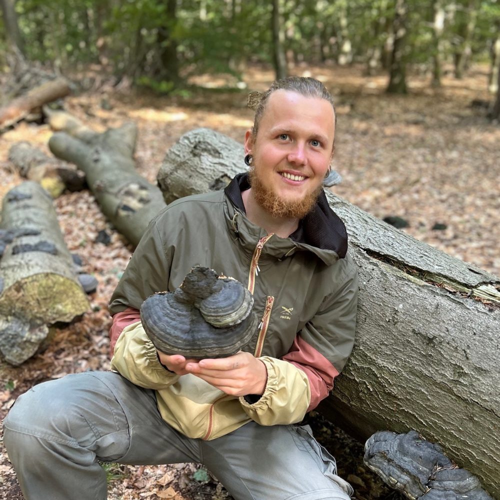 Tom Sprengnether mit Pilzen im Wald